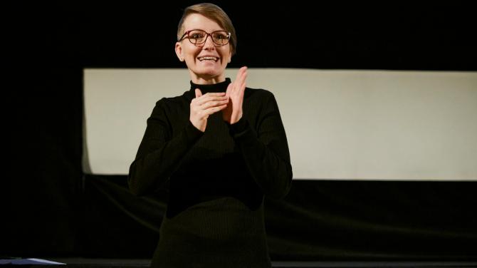 Přístupnost Jeden svět 2025 Tlumočnice do českého znakového jazyka